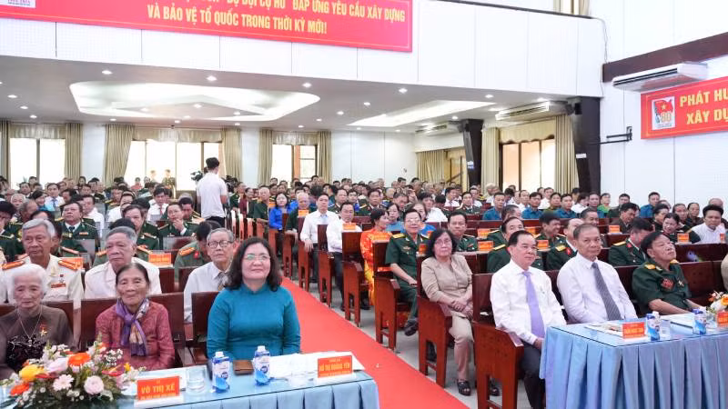 Đại biểu dự họp mặt Ngày thành lập Quân đội nhân dân Việt Nam. (Ảnh: HOÀNG TRUNG)