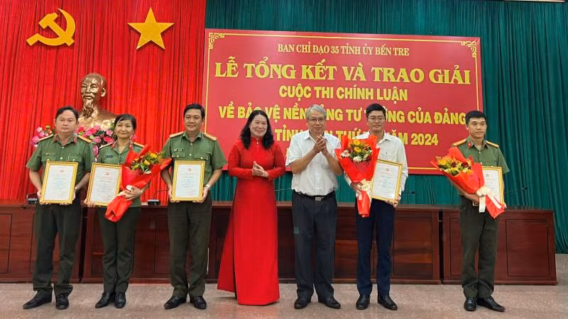 Ban tổ chức trao giải A cho các tác giả đoạt giải. (Ảnh: HOÀNG TRUNG)