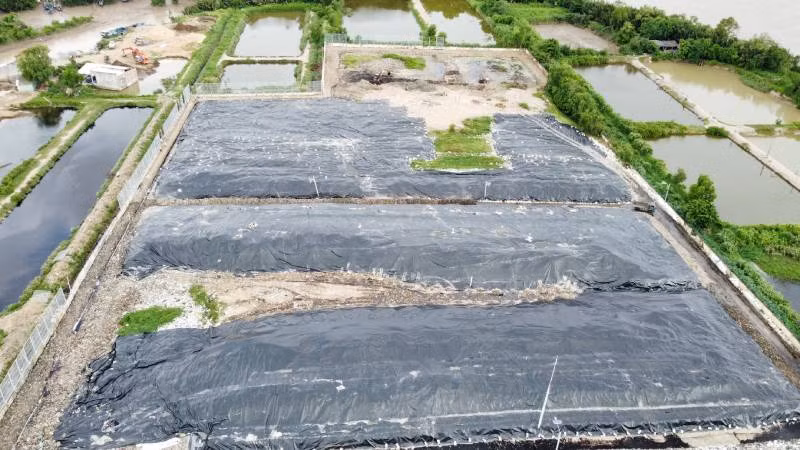 Bãi rác An Hiệp được phủ bạt để giảm ô nhiễm môi trường.