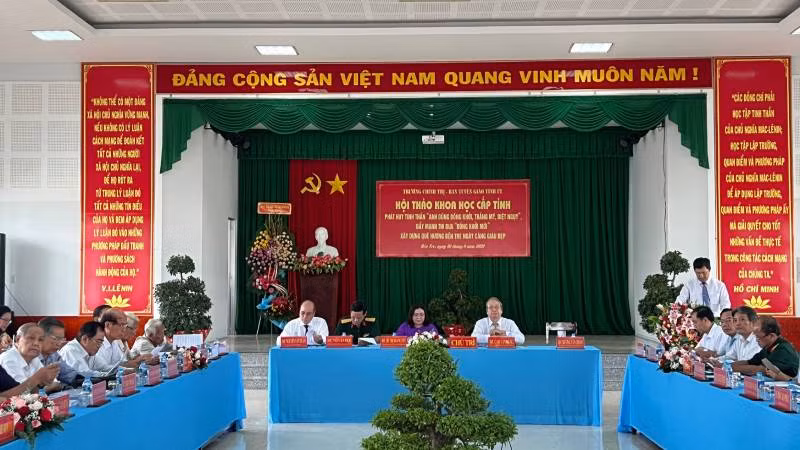 Đại biểu tham dự Hội thảo về phát huy tinh thần anh dũng Đồng khởi.