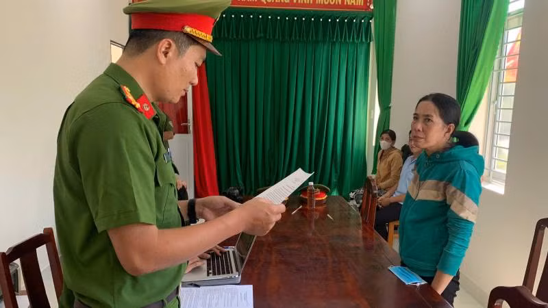 Cơ quan Cảnh sát điều tra đọc các quyết định khởi tố, bắt tạm giam đối với Đặng Thị Kim Hồng. (Ảnh: HOÀNG TRUNG)