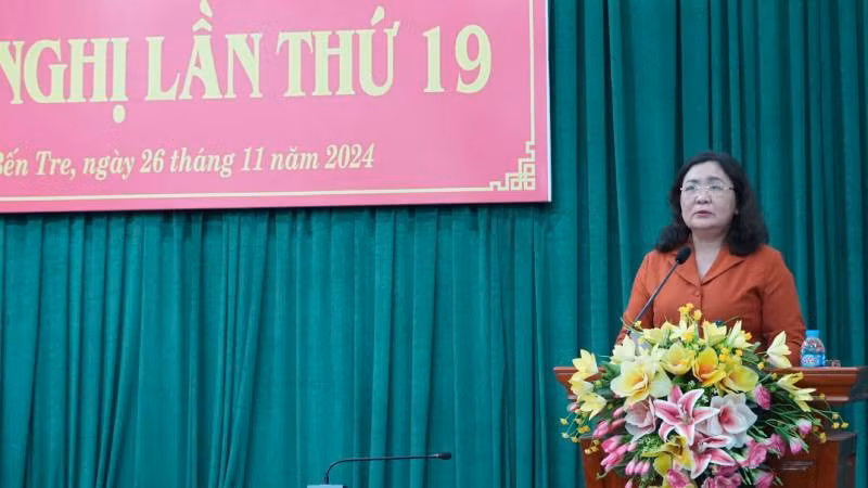 Đồng chí Hồ Thị Hoàng Yến, Quyền Bí thư Tỉnh ủy - Chủ tịch Hội đồng nhân dân tỉnh Bến Tre phát biểu tại Hội nghị. (Ảnh: HOÀNG TRUNG)