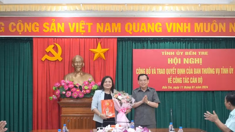 Phó Bí thư Tỉnh ủy, Chủ tịch Ủy ban nhân dân tỉnh Bến Tre Trần Ngọc Tam trao Quyết định và hoa chúc mừng đồng chí Hồ Thị Hoàng Yến