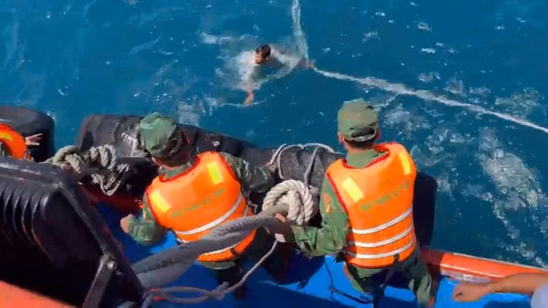 Lực lượng Bộ đội Biên phòng tỉnh Bến Tre ứng cứu ngư dân trôi dạt trên biển. (Ảnh: Bộ đội Biên phòng cung cấp)