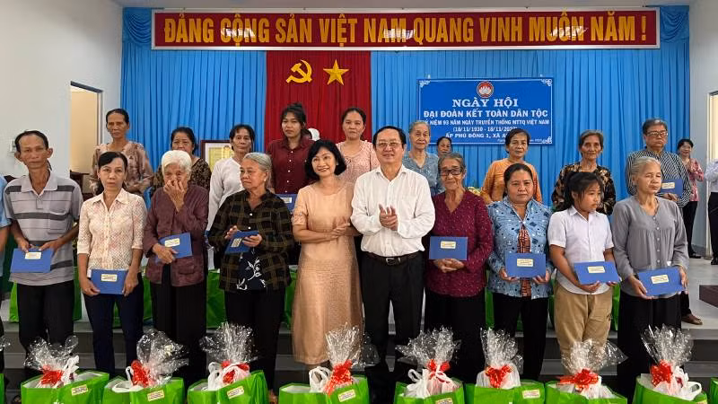 Bộ trưởng Khoa học và Công nghệ Huỳnh Thành Đạt trao quà cho gia đình chính sách, hộ nghèo tại địa phương.