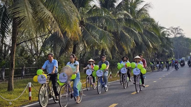 Đoàn tham gia diễu hành bằng xe đạp dọc đường Âu Cơ. (Ảnh: HOÀNG TRUNG)