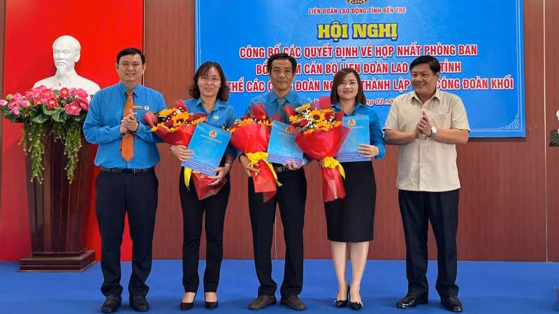 Trao quyết định bổ nhiệm cán bộ tại Liên đoàn Lao động tỉnh Bến Tre. (Ảnh: HOÀNG TRUNG)