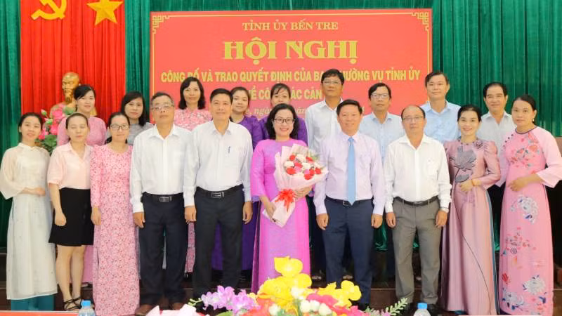 Đồng chí Nguyễn Trúc Hạnh cùng lãnh đạo Tỉnh ủy, Ban Tuyên giáo Tỉnh ủy chụp ảnh lưu niệm tại Hội nghị. (Ảnh: HOÀNG TRUNG)