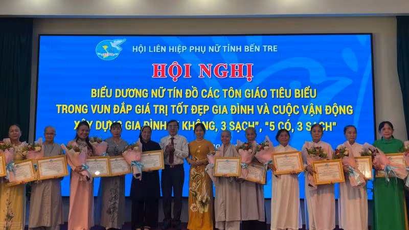 Tặng Bằng khen cho nữ tín đồ tôn giáo tiêu biểu tại tỉnh Bến Tre. (Ảnh: HOÀNG TRUNG)