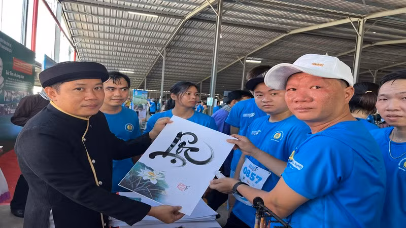 Đoàn viên, người lao động xin chữ thư pháp trong hoạt động Tháng Công nhân