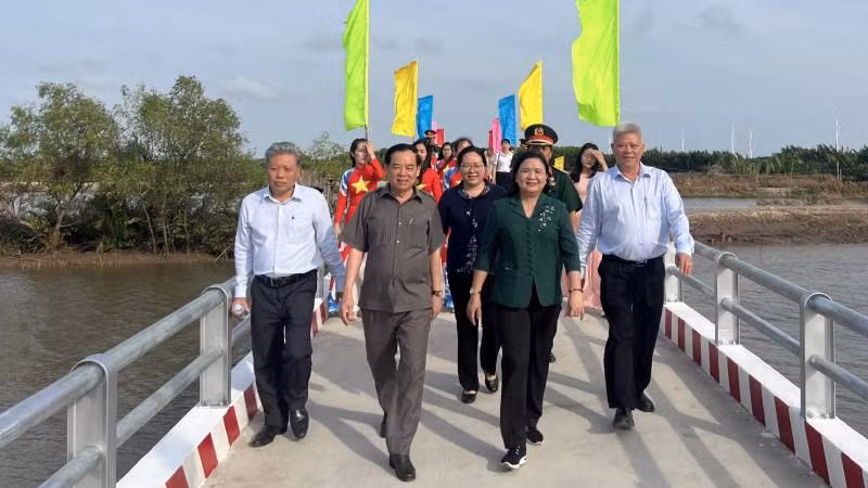 Đại biểu tham dự lễ cùng người dân địa phương vui mừng đi qua cầu Rạch Bà 1 vừa khánh thành, đưa vào sử dụng.
