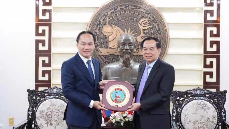 Chủ tịch Ủy ban nhân dân tỉnh Bến Tre Trần Ngọc Tam tặng quà lưu niệm cho Ngài Phonesy Bounmixay, Tổng lãnh sự Lào tại Thành phố Hồ Chí Minh.