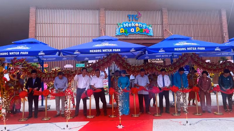 Đại biểu tham dự buổi lễ thực hiện nghi thức cắt băng khánh thành công viên nước và vườn thú.