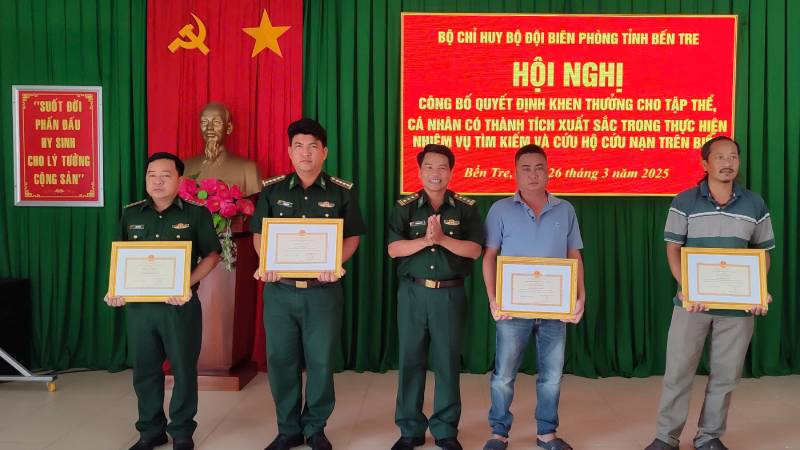 Lãnh đạo Bộ đội Biên phòng tỉnh Bến Tre trao giấy khen cho 4 cá nhân đã kịp thời cứu ngư dân gặp nạn trên biển. (Ảnh: HOÀNG TRUNG)