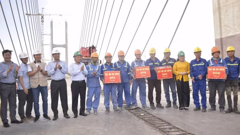 Lãnh đạo tham dự buổi Lễ tặng quà cho cán bộ, công nhân đang thi công cầu Rạch Miễu 2. (Ảnh: HOÀNG TRUNG)