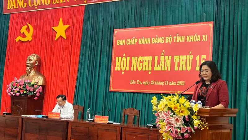 Phó Bí thư Thường trực Tỉnh ủy Hồ Thị Hoàng Yến phát biểu tại hội nghị.