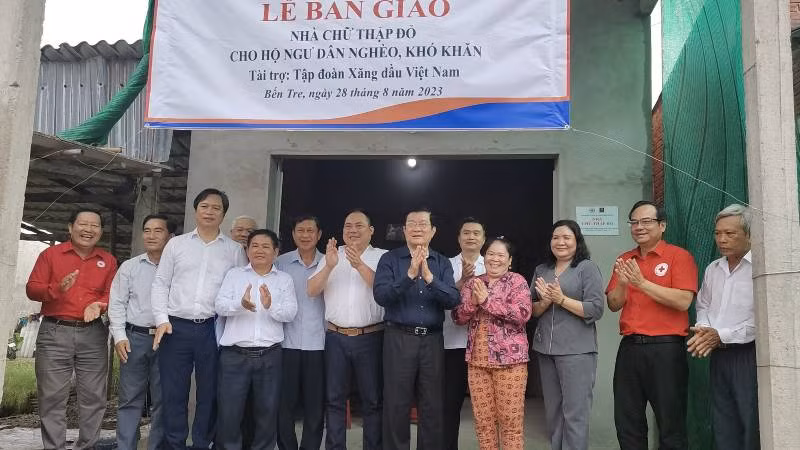 Đoàn công tác bàn giao nhà cho gia đình ông Phạm Văn Đảo.