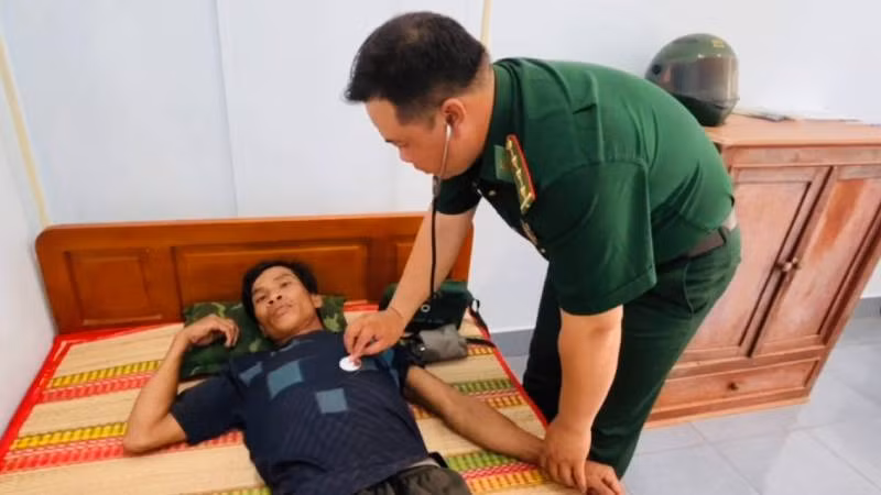 Cán bộ quân y khám sức khỏe ngư dân gặp nạn. (Ảnh: HOÀNG TRUNG) Cán bộ quân y khám sức khỏe ngư dân gặp nạn. (Ảnh: HOÀNG TRUNG)