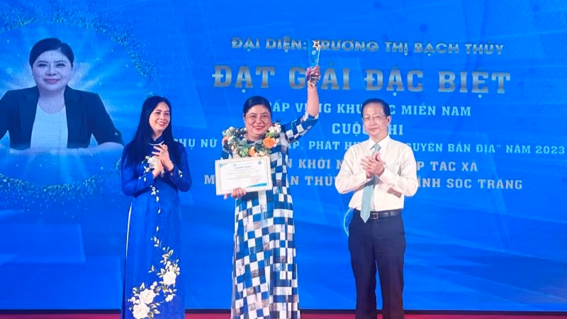 Ban tổ chức trao giải đặc biệt cho dự án của Hợp tác xã mây tre đan Thủy Tuyết.