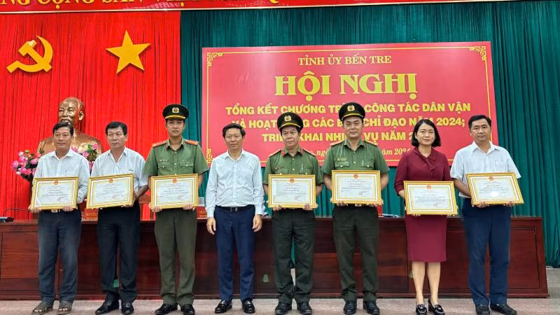 Phó Bí thư Thường trực Tỉnh ủy Trần Thanh Lâm trao bằng khen cho các tập thể có thành tích xuất sắc trong công tác tuyên truyền, vận động giải phóng mặt bằng. (Ảnh: HOÀNG TRUNG)