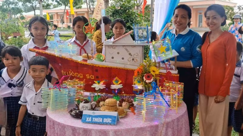 Sản phẩm lồng đèn và bánh trung thu được trưng bày tại Chương trình. (Ảnh: MINH NGỌC)