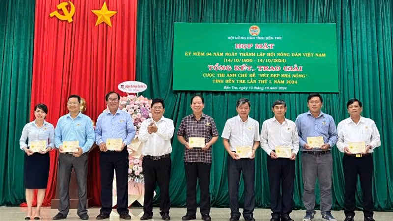 Trao tặng Kỷ niệm chương “Vì giai cấp Nông dân Việt Nam” cho 8 cá nhân có công lao đóng góp xây dựng giai cấp nông dân và Hội Nông dân Việt Nam. (Ảnh: HOÀNG TRUNG)