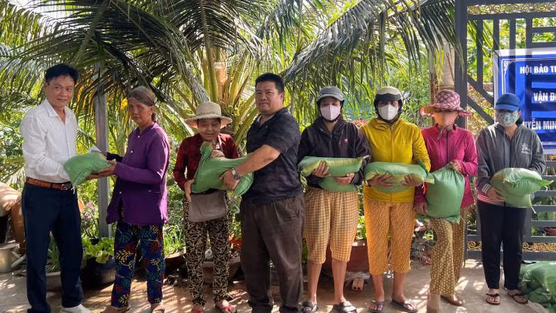 Đại diện nhà hảo tâm trao quà cho các hộ dân có hoàn cảnh khó khăn. (Ảnh: HOÀNG TRUNG)