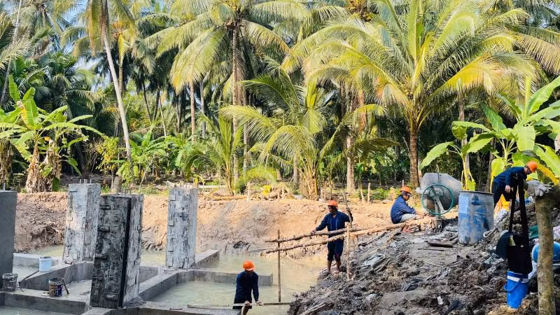 Thi công công trình đường dây 110kV trên địa bàn tỉnh Bến Tre. (Ảnh: HOÀNG TRUNG)