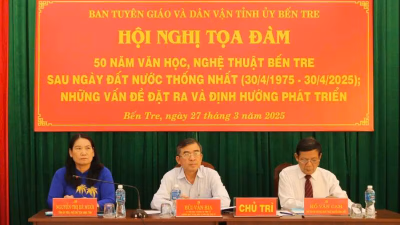 Đại biểu chủ trì tại Hội nghị tọa đàm "50 năm văn học, nghệ thuật Bến Tre". (Ảnh: HOÀNG TRUNG)