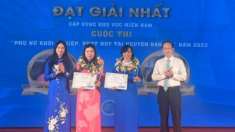 Ban tổ chức trao giải Nhất cho 2 Dự án khởi nghiệp tại cuộc thi