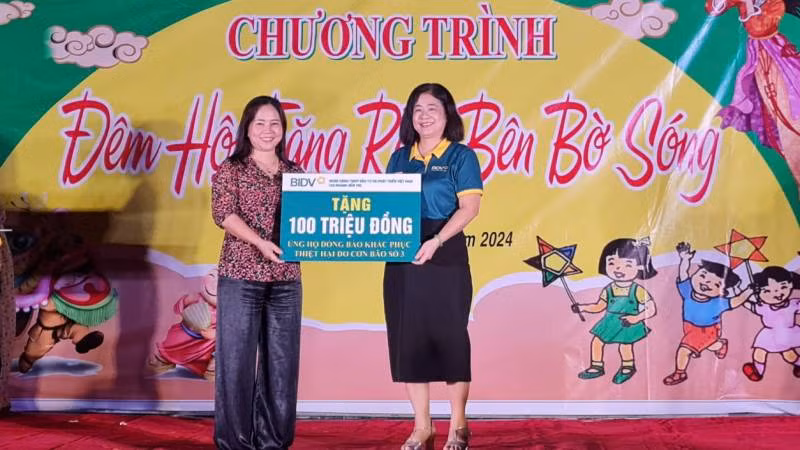 Đại diện Ngân hàng BIDV chi nhánh Bến Tre ủng hộ đồng bào bị ảnh hưởng bão số 3. (Ảnh: MINH NGỌC)