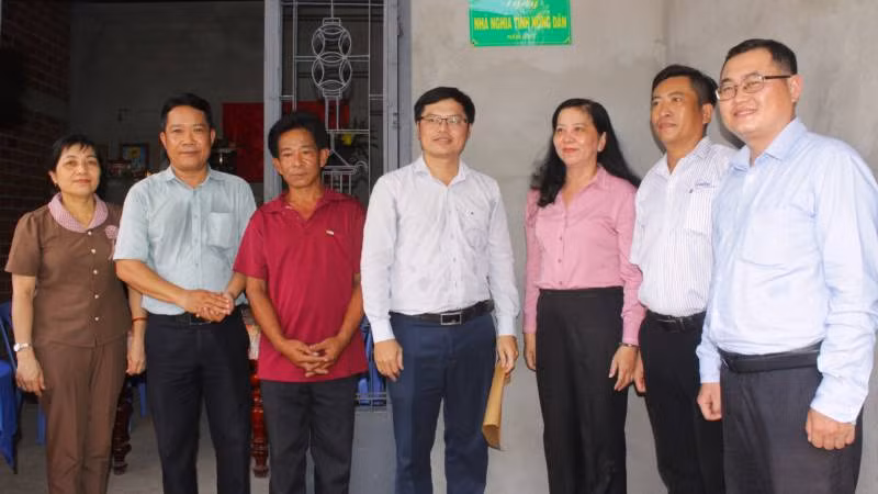 Bàn giao nhà "Nghĩa tình nông dân" cho hộ ông Trần Văn Tâm. (Ảnh: HOÀNG TRUNG)