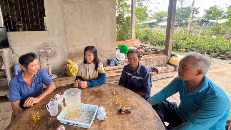 Bí thư Chi bộ ấp Thanh Trung Đoàn Thị Thắm bàn với người dân về việc giải quyết ô nhiễm môi trường, nước tưới trong mùa hạn, mặn.
