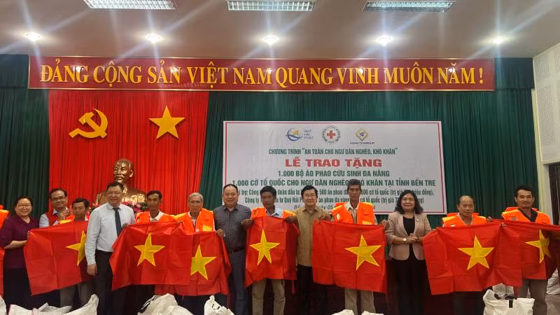 Nguyên Chủ tịch nước Trương Tấn Sang cùng lãnh đạo chính quyền địa phương, đơn vị tài trợ trao phao cứu sinh, cờ Tổ quốc cho ngư dân nghèo, khó khăn tại tỉnh Bến Tre.