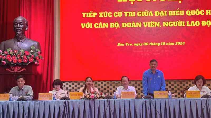 Đại biểu chủ trì hội nghị tiếp xúc cử tri là cán bộ, đoàn viên, người lao động tại tỉnh Bến Tre. (Ảnh: HOÀNG TRUNG)