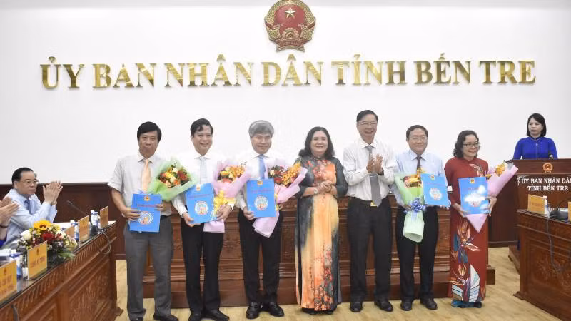 Quyền Bí thư Tỉnh ủy Bến Tre Hồ Thị Hoàng Yến trao các quyết định về sắp xếp tổ chức bộ máy. (Ảnh: HOÀNG TRUNG)