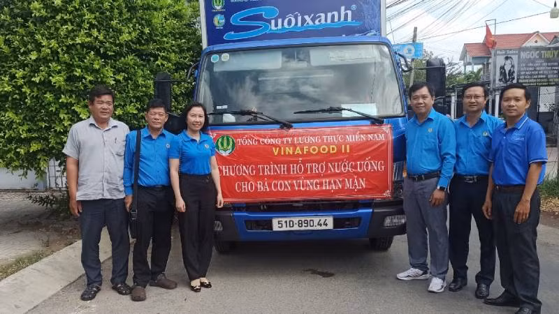 Công đoàn Công ty Lương thực miền nam hỗ trợ nước uống cho bà con vùng hạn mặn.