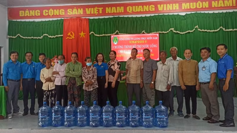 Người dân xã Đại Hòa Lộc (huyện Bình Đại, tỉnh Bến Tre) được hỗ trợ nước ngọt sử dụng trong mùa hạn mặn