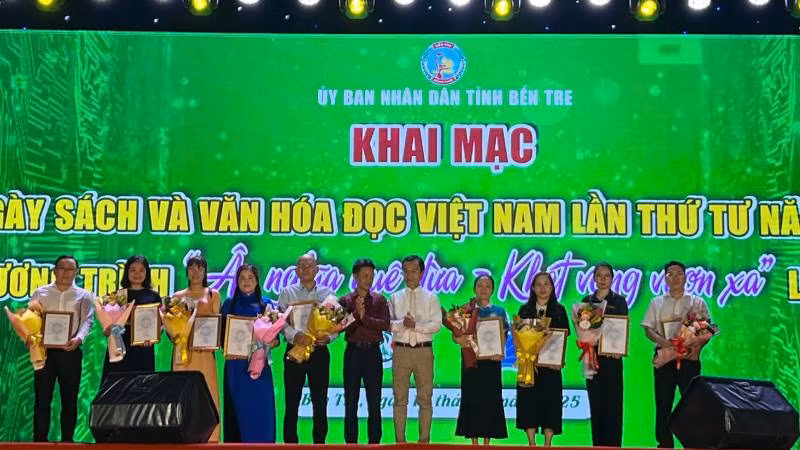 Ban tổ chức trao hoa, thư cảm ơn cho các đơn vị cùng đồng hành. (Ảnh: HOÀNG TRUNG).