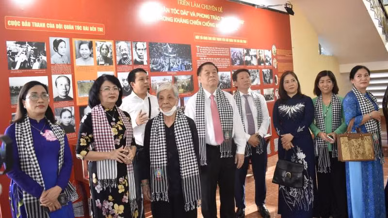 Đại biểu tham dự Hội thảo tham quan triển lãm ảnh về "Đội quân tóc dài" và phong trào "Ba đảm đang" trong kháng chiến chống Mỹ cứu nước. (Ảnh: HOÀNG TRUNG)