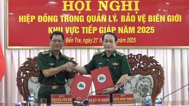 Bộ Chỉ huy Bộ đội Biên phòng tỉnh Bến Tre và Trà Vinh ký kết kế hoạch hiệp đồng trong quản lý, bảo vệ biên giới khu vực tiếp giáp năm 2025. (Ảnh: HOÀNG TRUNG)