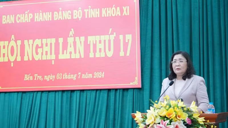 Đồng chí Hồ Thị Hoàng Yến, Quyền Bí thư Tỉnh ủy, Chủ tịch Hội đồng nhân dân tỉnh Bến Tre phát biểu chỉ đạo tại Hội nghị