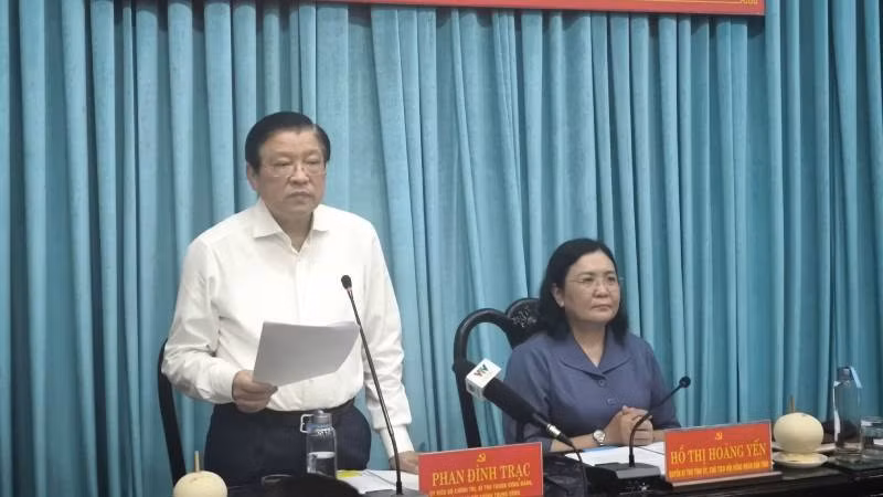 Đồng chí Phan Đình Trạc phát biểu chỉ đạo tại buổi làm việc. (Ảnh: HOÀNG TRUNG)