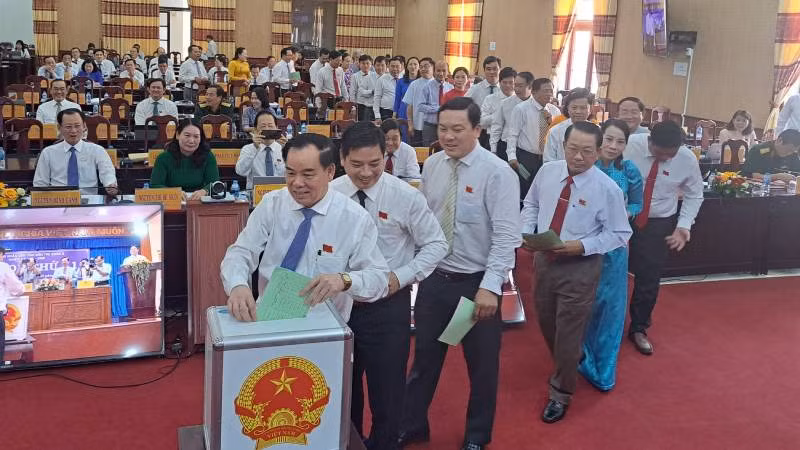 Hội đồng nhân dân tỉnh Bến Tre lấy phiếu tín nhiệm đối với 27 người.