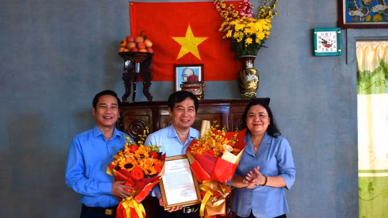 Quyền Bí thư Tỉnh ủy Bến Tre Hồ Thị Hoàng Yến trao thư cảm ơn lãnh đạo Ban Tuyên giáo Trung ương.