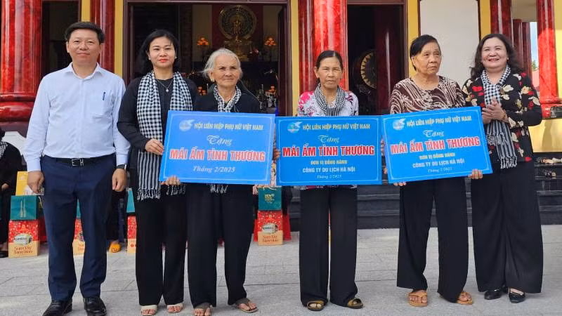 Lãnh đạo chính quyền địa phương cùng nhà tài trợ trao bảng tượng trưng tặng mái ấm tình thương cho gia đình có hoàn cảnh khó khăn. (Ảnh: HOÀNG TRUNG)