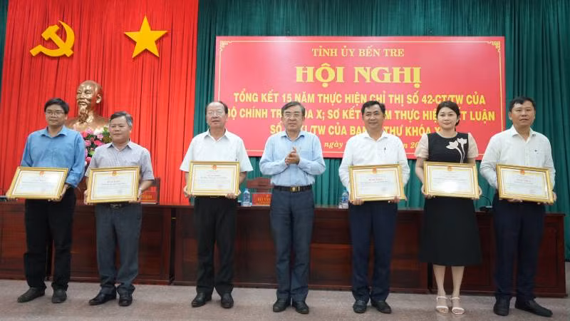 Trao bằng khen cho tập thể có thành tích xuất sắc trong hoạt động của Liên hiệp các Hội Khoa học và Kỹ thuật tỉnh Bến Tre. (Ảnh: HOÀNG TRUNG)