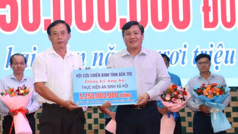 Đại diện Hội Cựu chiến binh tỉnh Bến tre đăng ký ủng hộ tại chương trình phát động tháng cao điểm "Vì người nghèo". (Ảnh: HOÀNG TRUNG)