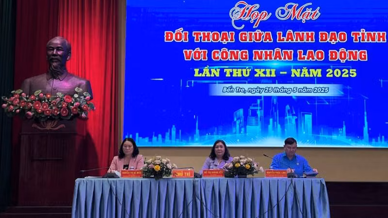 Đại biểu chủ trì tại buổi đối thoại với công nhân lao động. (Ảnh: HOÀNG TRUNG)