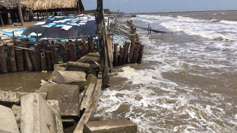 Sạt lở bờ biển huyện Ba Tri làm mất đất sản xuất, hư hỏng nhà cửa của người dân. Sạt lở bờ biển huyện Ba Tri làm mất đất sản xuất, hư hỏng nhà cửa của người dân.